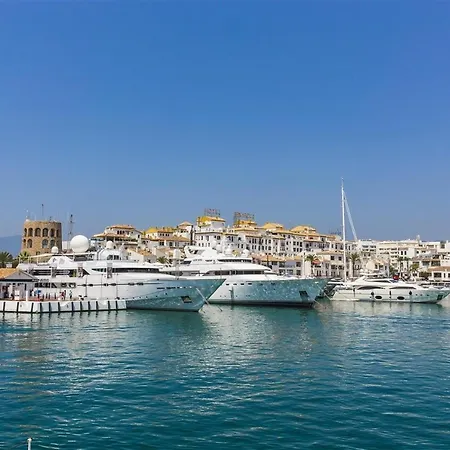 Puerto Banus Frontline With Amazing Sea Views 马尔韦利亚